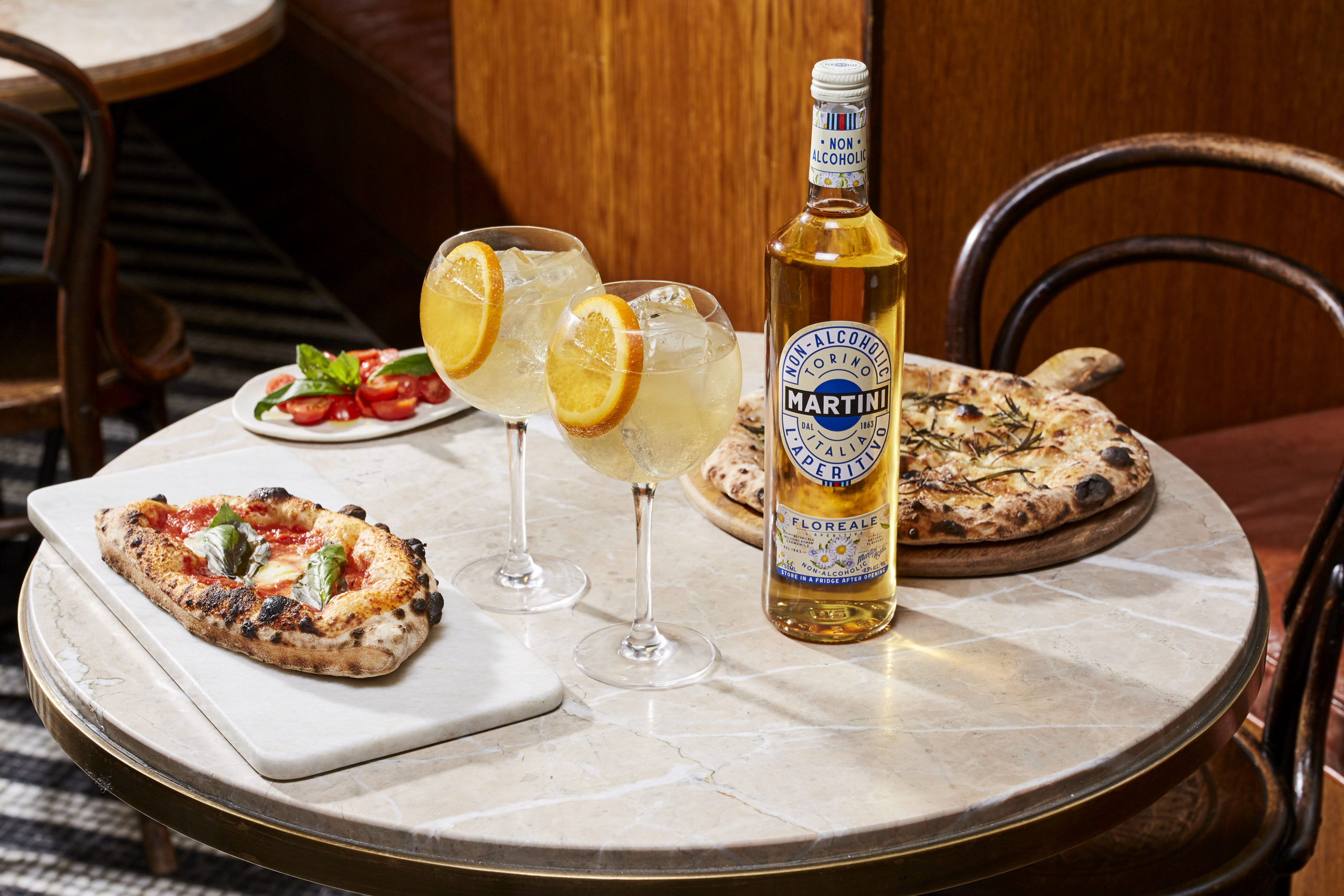 Place à la Slow Vita avec Martini Sans Alcool ! MARTINI réinvente  l'Aperitivo à l'italienne sans alcool. Que dirais-tu d'un bon cocktail sans  alcool, By Lafée du Tri