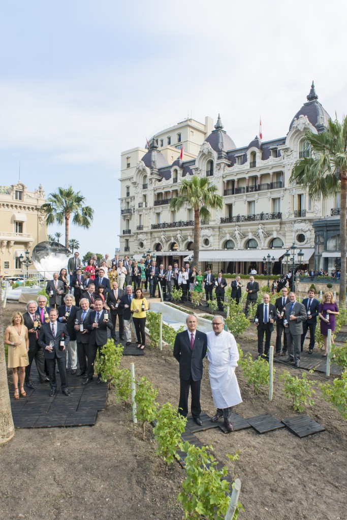 150 vins pour les 150 ans de Monte-Carlo SBM. De gauche à droite : Jean-Luc Biamonti, Alain Ducasse