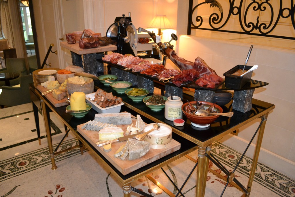 Le buffet des fromages et de charcuteries / Copyright Julien Tissot