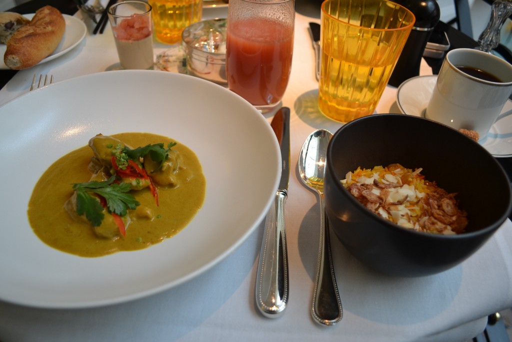 Poulet au curry et son riz avec des amandes / Copyright Julien Tissot