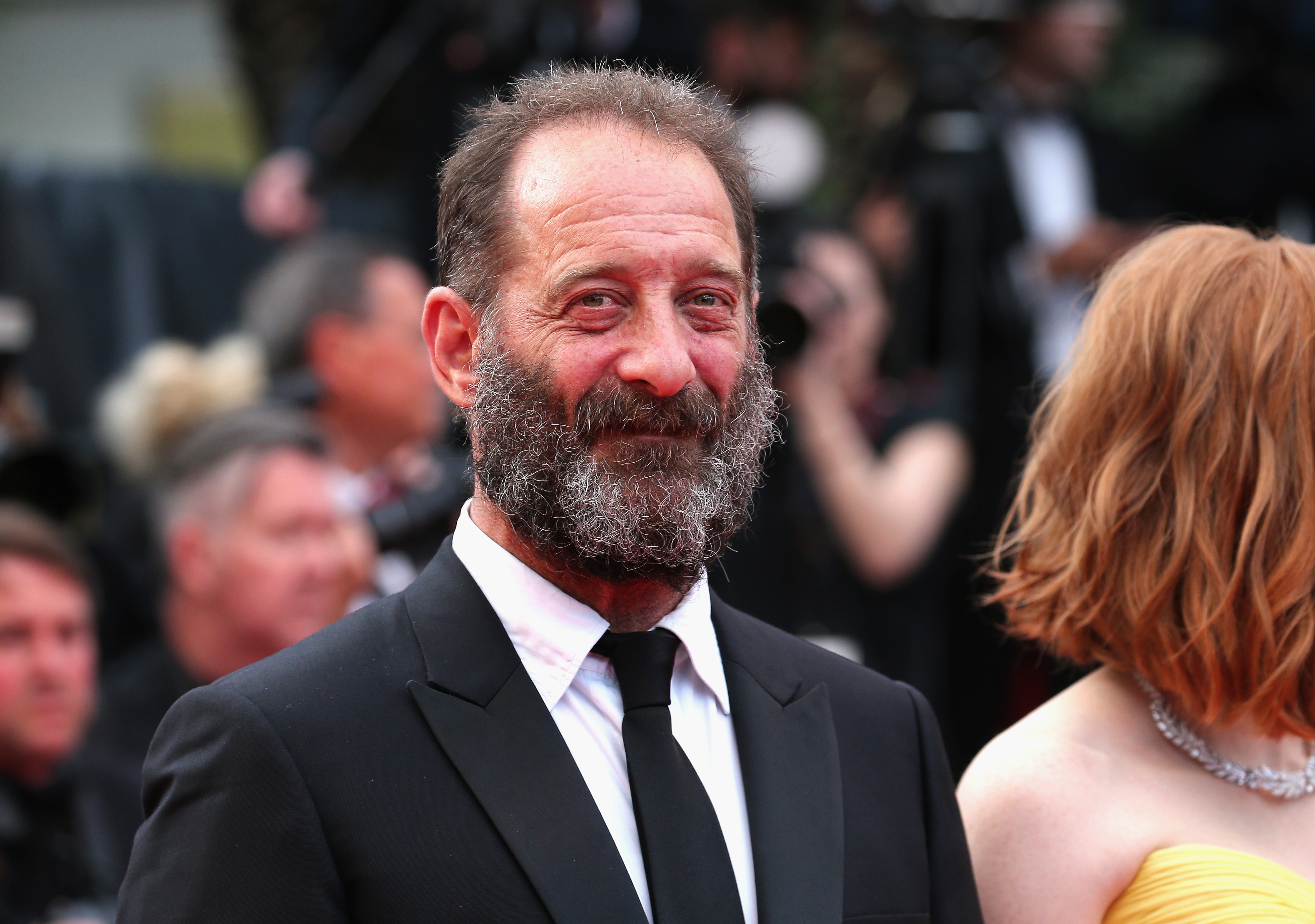 Monsieur Vincent Lindon est habillé en Dior Homme pour la cérémonie d’ouverture du 69ème Festival International du Film, ce soir à Cannes. Il porte un smoking classique de grain de poudre et satin de soie noir. 