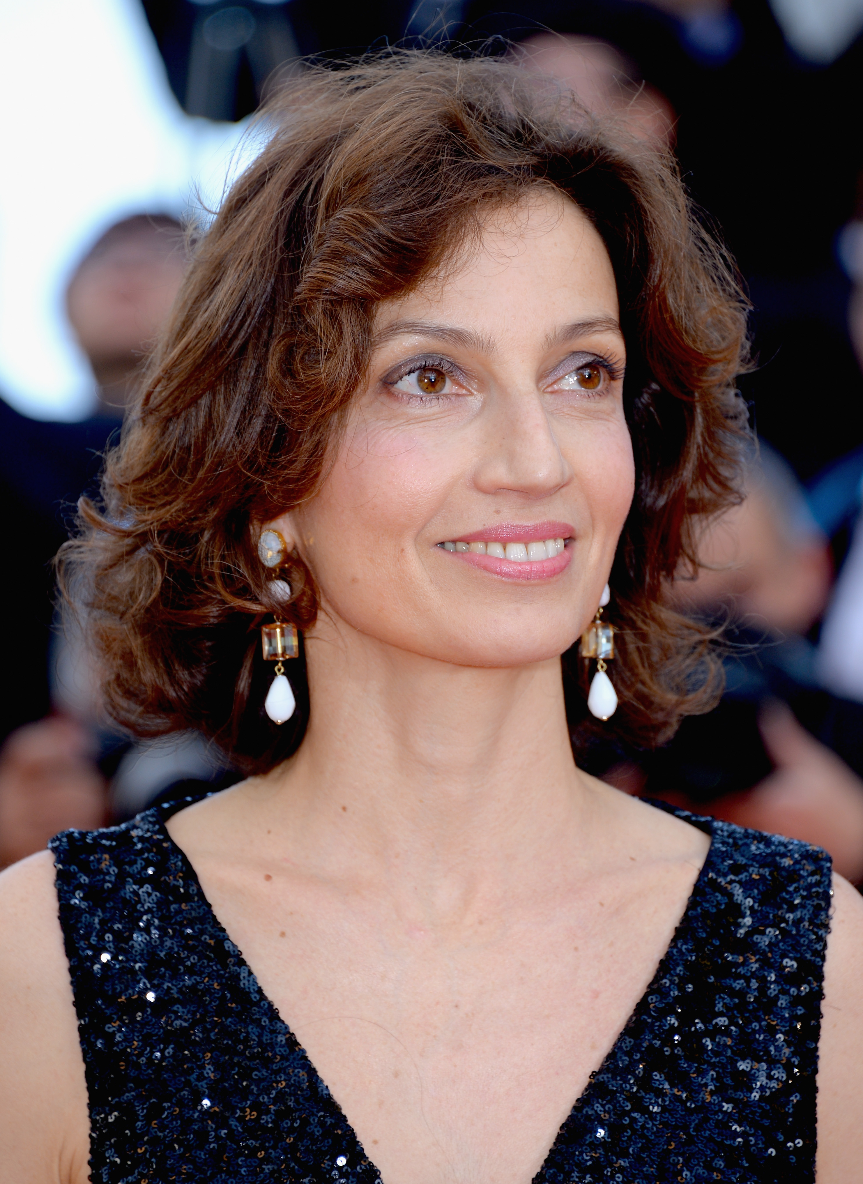 AUDREY AZOULAY EST MAQUILLÉE PAR LA PRO MAKEUP TEAM DIOR Pour le teint : Diorskin Nude Air Sérum de Teint - Beige Moyen N°30 Pour les yeux : Mascara Diorshow New Look - Noir N°090 - Palette 5 Couleurs - Femme Fleur N°156 - Diorshow Fusion Mono - Hypnotique N°881 Pour les lèvres : Rouge Dior Brillant - Miss N°359 Blush : Diorskin Rosy Glow - Pétale Nº001 