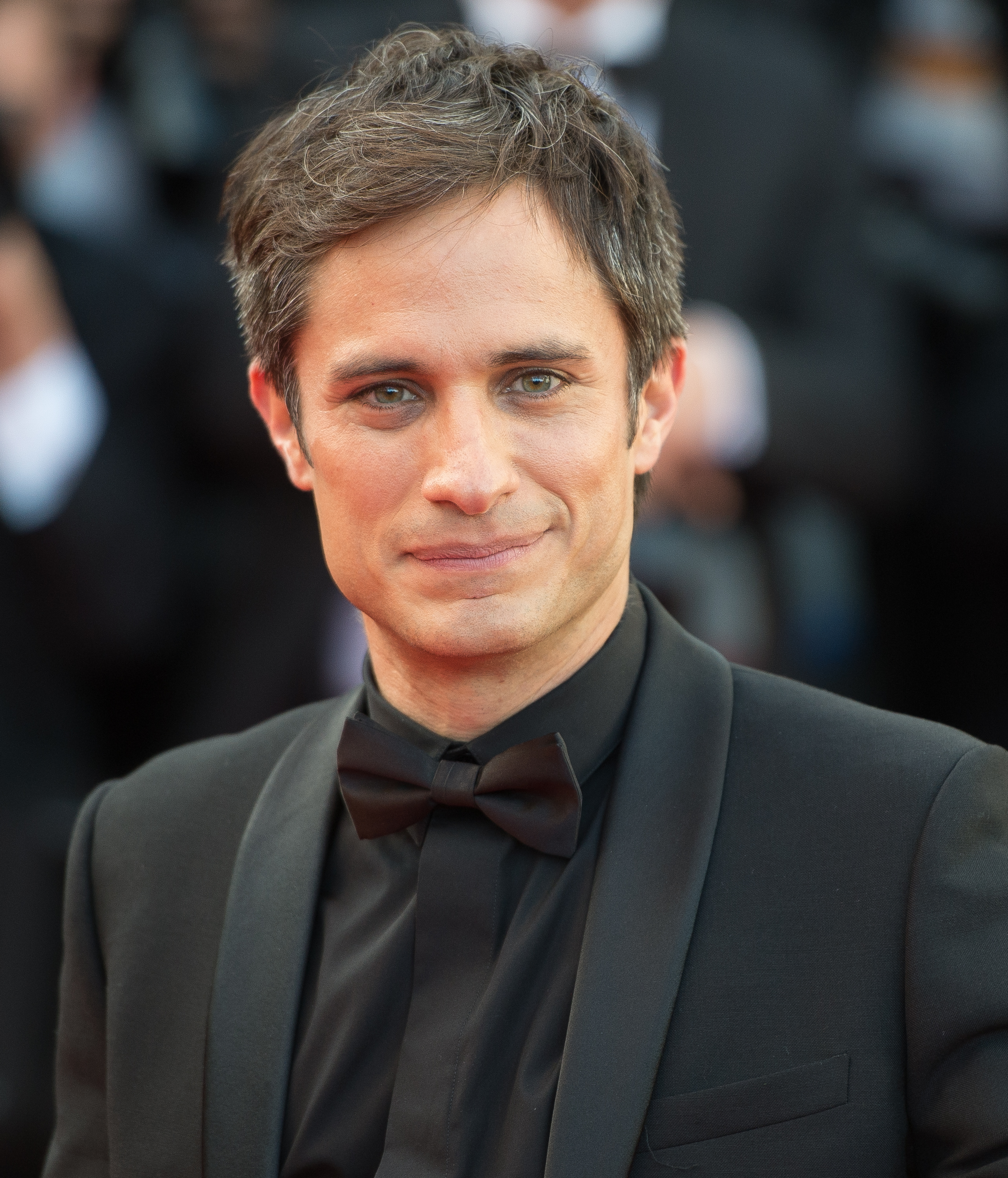 Monsieur Gael Garcia Bernal est habillé en Dior Homme pour la cérémonie d’ouverture du 69ème Festival International du Film, ce soir à Cannes. Il porte un smoking col châle de laine mohair et satin de soie noir, une chemise de coton noir, un nœud papillon de satin noir et une paire de derbies de cuir noir. 