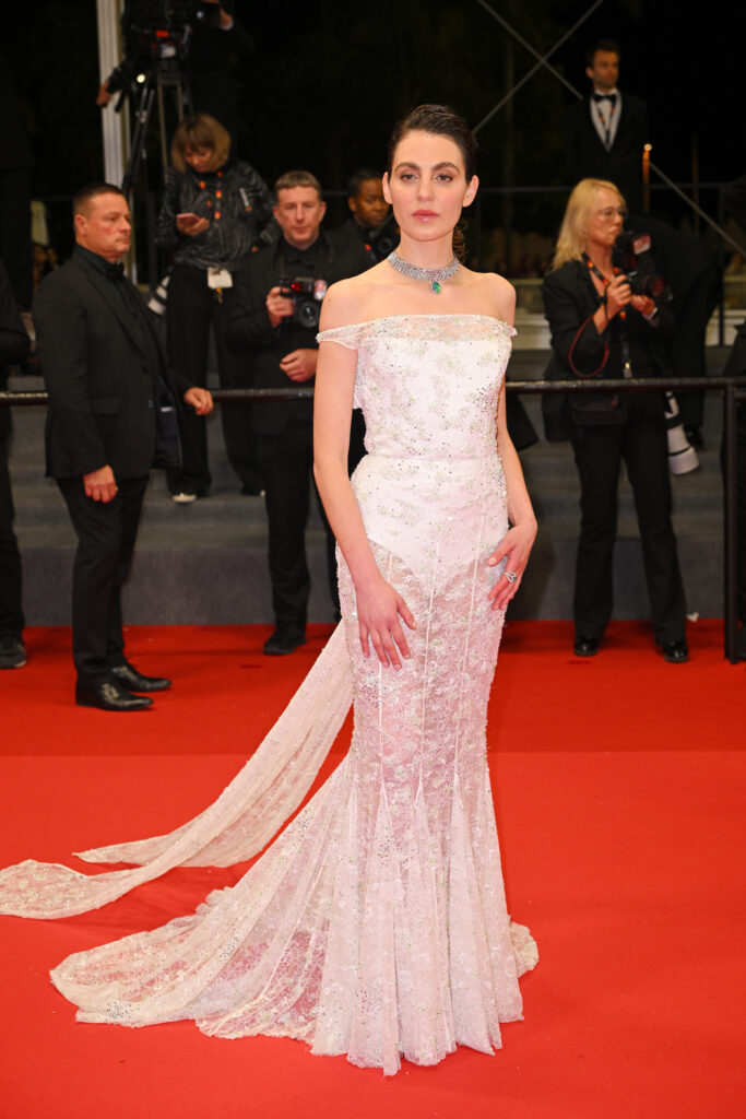 Carmen Sonne Éblouit Louis Vuitton lors Première Girl with Needle 77ème Festival Cannes