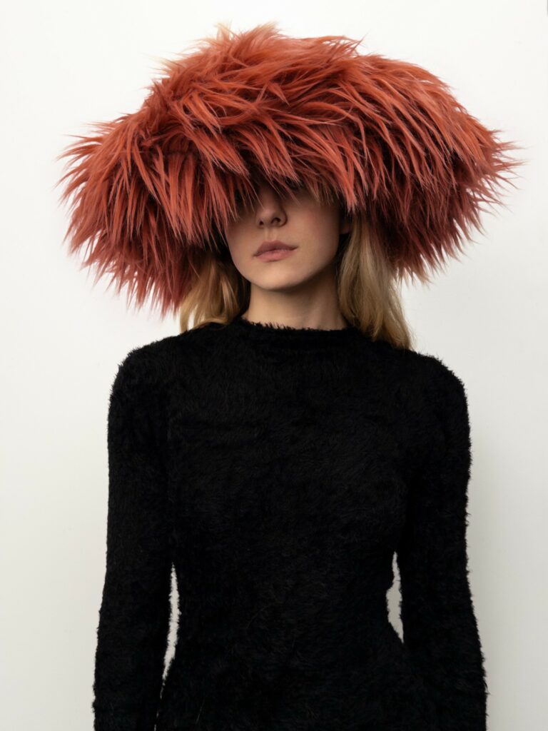 Ruslan Baginskiy. Prix Accessoires 2023. Chapeau Faux-fur. Collection automne-hiver 2023. Fourrure synthétique. Paris, musée des Arts décoratifs © Les Arts Décoratifs
