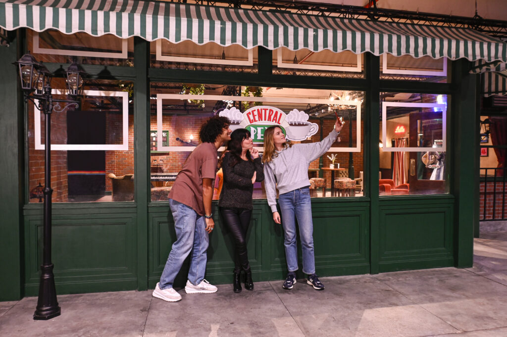 Plongée Immersive dans l’Univers FRIENDS FRIENDS™ Experience Paris